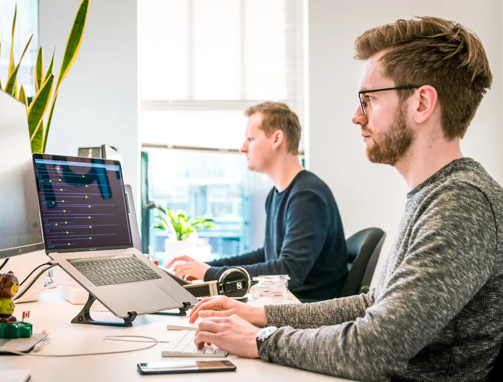 تحليل بيانات باستخدام SPSS على شاشة عمل
